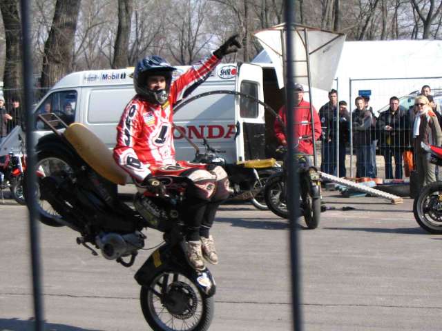 �t sem tan�tott�k meg hova kell �lni a motoron..
